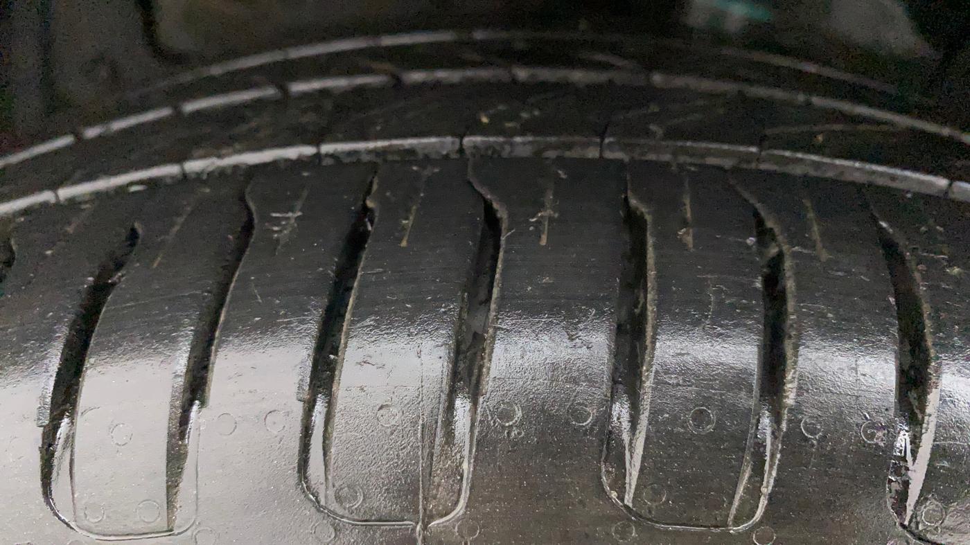 2018 Maruti Vitara Brezza ZDI PLUS AMT, Diesel, Automatic, 1,00,471 km, Left Front Tyre Tread