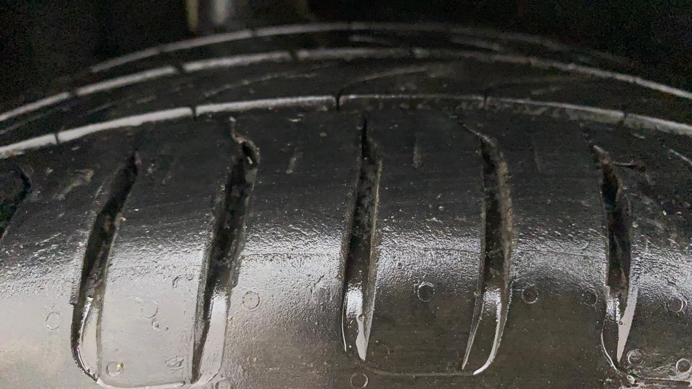 2018 Maruti Vitara Brezza ZDI PLUS AMT, Diesel, Automatic, 1,00,471 km, Right Rear Tyre Tread