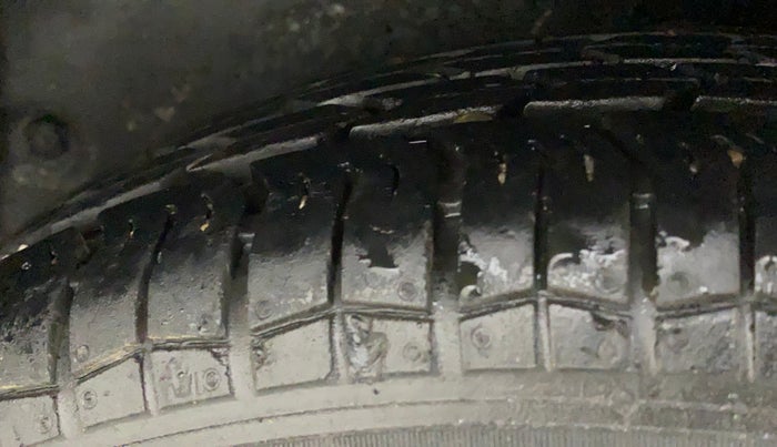 2011 Maruti Swift VXI, Petrol, Manual, 28,843 km, Left Rear Tyre Tread