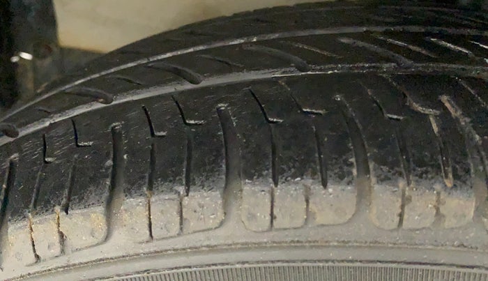 2011 Maruti Swift VXI, Petrol, Manual, 28,843 km, Left Front Tyre Tread