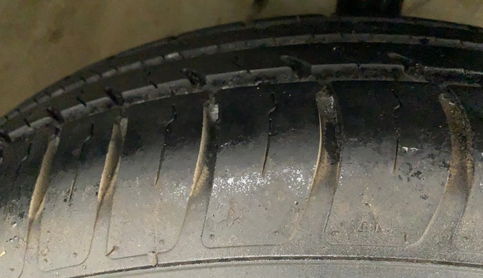 2011 Maruti Swift VXI, Petrol, Manual, 28,843 km, Right Front Tyre Tread