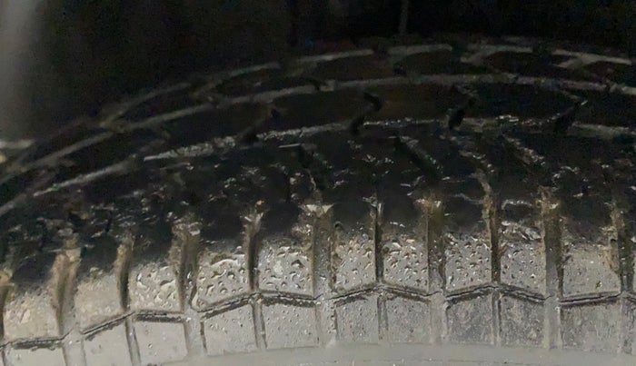 2011 Maruti Swift VXI, Petrol, Manual, 28,843 km, Right Rear Tyre Tread
