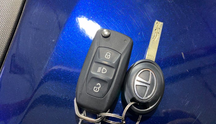 2024 Tata ALTROZ XM PLUS PETROL, Petrol, Manual, 9,185 km, Key Close Up