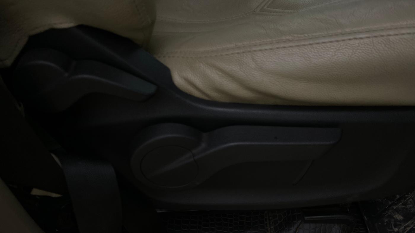 2018 Mahindra MARAZZO M6 8 STR, Diesel, Manual, 1,32,777 km, Driver Side Adjustment Panel