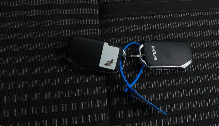 2023 KIA CARENS PRESTIGE PLUS 1.5 PETROL IMT 7 STR, Petrol, Manual, 6,537 km, Key Close Up