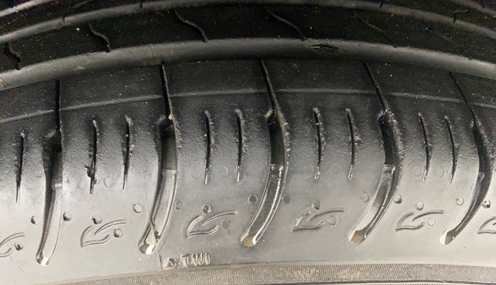 2023 KIA CARENS PRESTIGE PLUS 1.5 PETROL IMT 7 STR, Petrol, Manual, 6,537 km, Right Front Tyre Tread