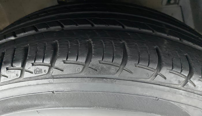 2018 Maruti Ciaz DELTA 1.5 SHVS VVT MT, Petrol, Manual, 23,750 km, Right Front Tyre Tread