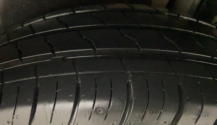 2013 Maruti Ertiga ZXI, Petrol, Manual, 75,203 km, Left Rear Tyre Tread