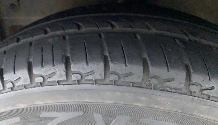 2015 Hyundai Eon ERA +, Petrol, Manual, 98,204 km, Left Front Tyre Tread