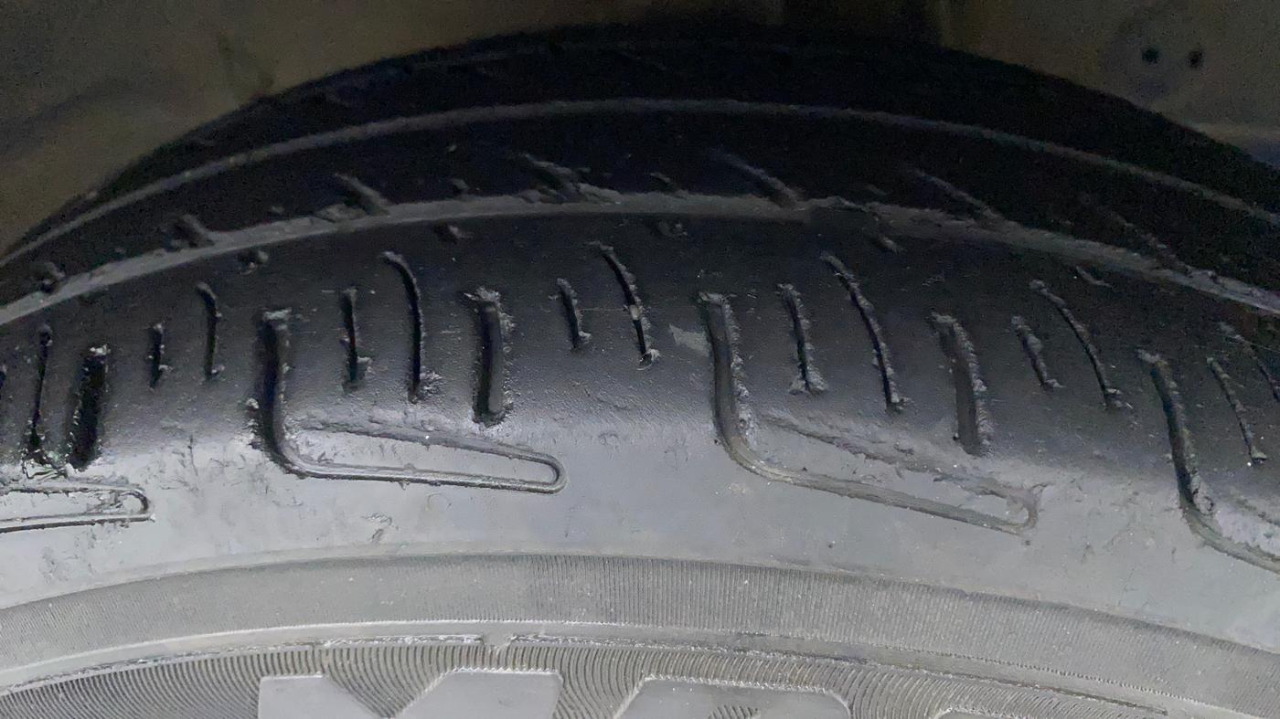 2015 Hyundai Eon ERA +, Petrol, Manual, 98,204 km, Right Front Tyre Tread