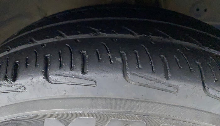 2015 Hyundai Eon ERA +, Petrol, Manual, 98,204 km, Right Front Tyre Tread