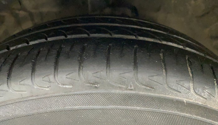 2015 Maruti Celerio VXI AMT, CNG, Automatic, 96,295 km, Left Front Tyre Tread
