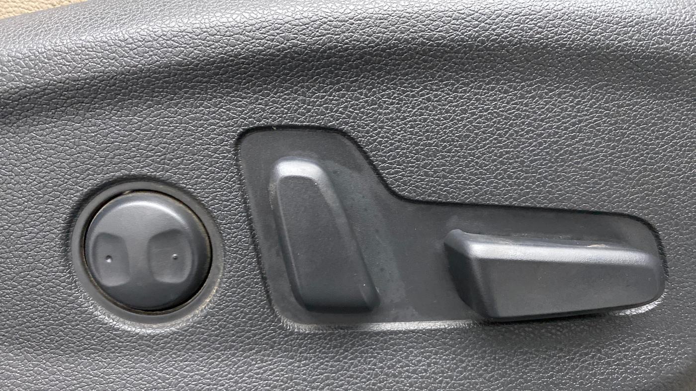 2018 Hyundai Tucson GLS 4WD AT DIESEL, Diesel, Automatic, 76,565 km, Driver Side Adjustment Panel