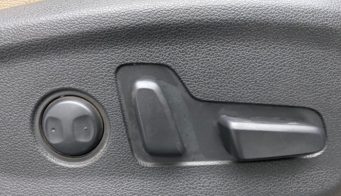 2018 Hyundai Tucson GLS 4WD AT DIESEL, Diesel, Automatic, 76,565 km, Driver Side Adjustment Panel