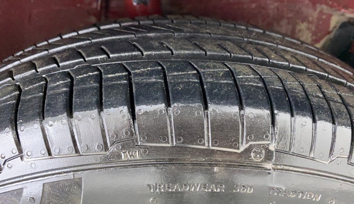 2011 Maruti Swift VXI, Petrol, Manual, 43,529 km, Right Front Tyre Tread
