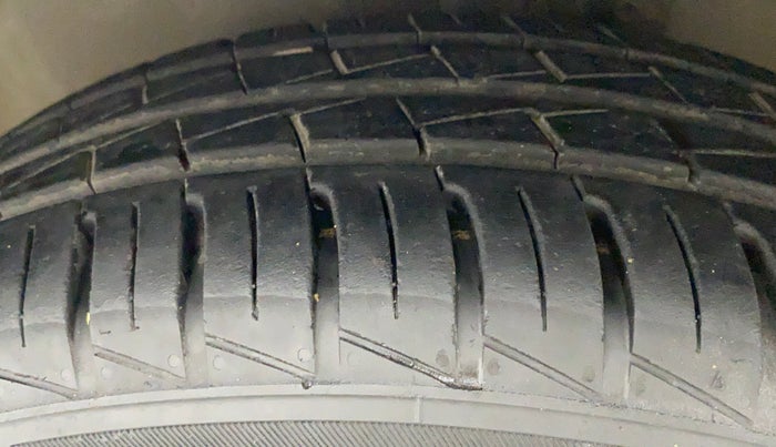 2014 Maruti Celerio VXI, Petrol, Manual, 42,627 km, Left Front Tyre Tread