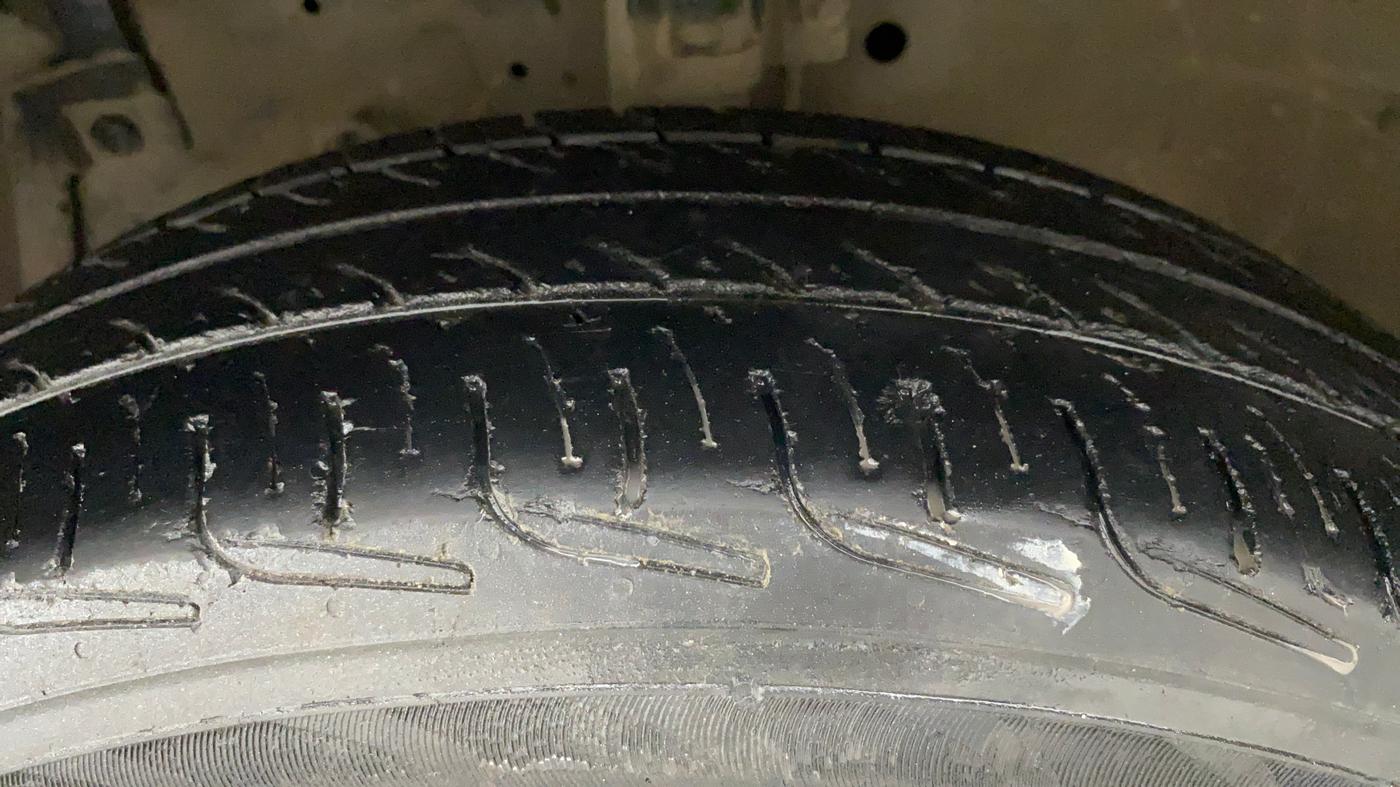 2015 Maruti Swift Dzire VXI, Petrol, Manual, 81,083 km, Left Front Tyre Tread