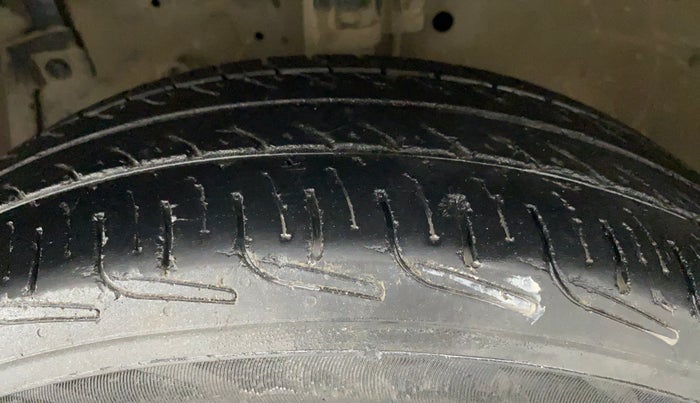2015 Maruti Swift Dzire VXI, Petrol, Manual, 81,083 km, Left Front Tyre Tread