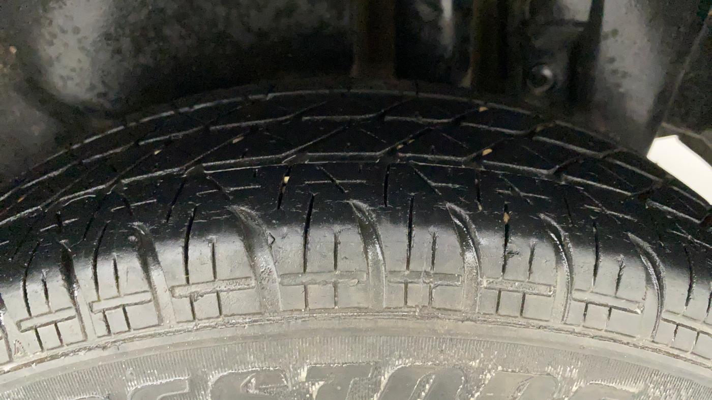 2015 Maruti Swift Dzire VXI, Petrol, Manual, 81,083 km, Left Rear Tyre Tread