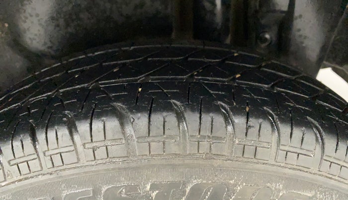 2015 Maruti Swift Dzire VXI, Petrol, Manual, 81,083 km, Left Rear Tyre Tread