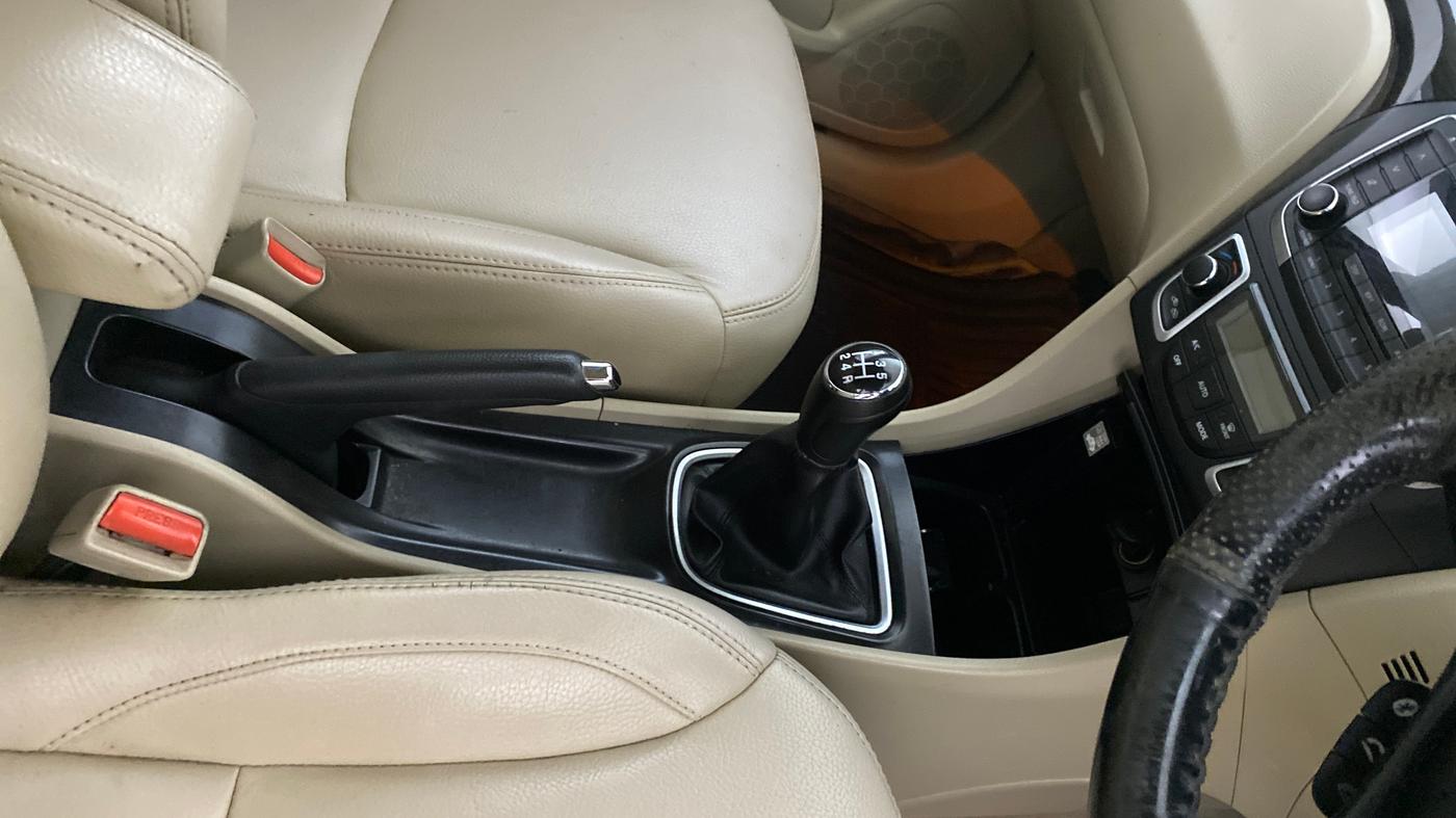 2016 Maruti Ciaz ZXI, Petrol, Manual, 80,697 km, Gear Lever