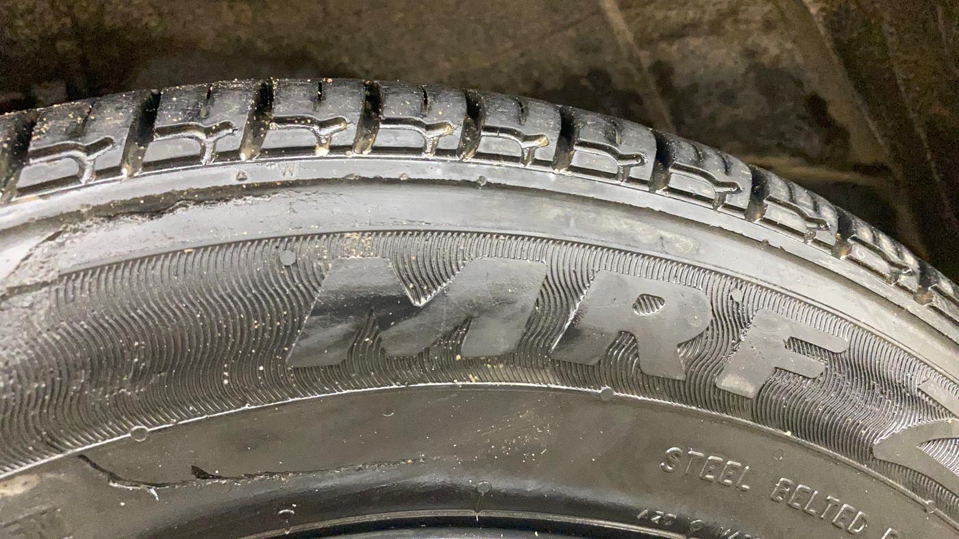2017 Mahindra Kuv100 K4 6 STR, Petrol, Manual, 23,446 km, Right Rear Tyre Tread