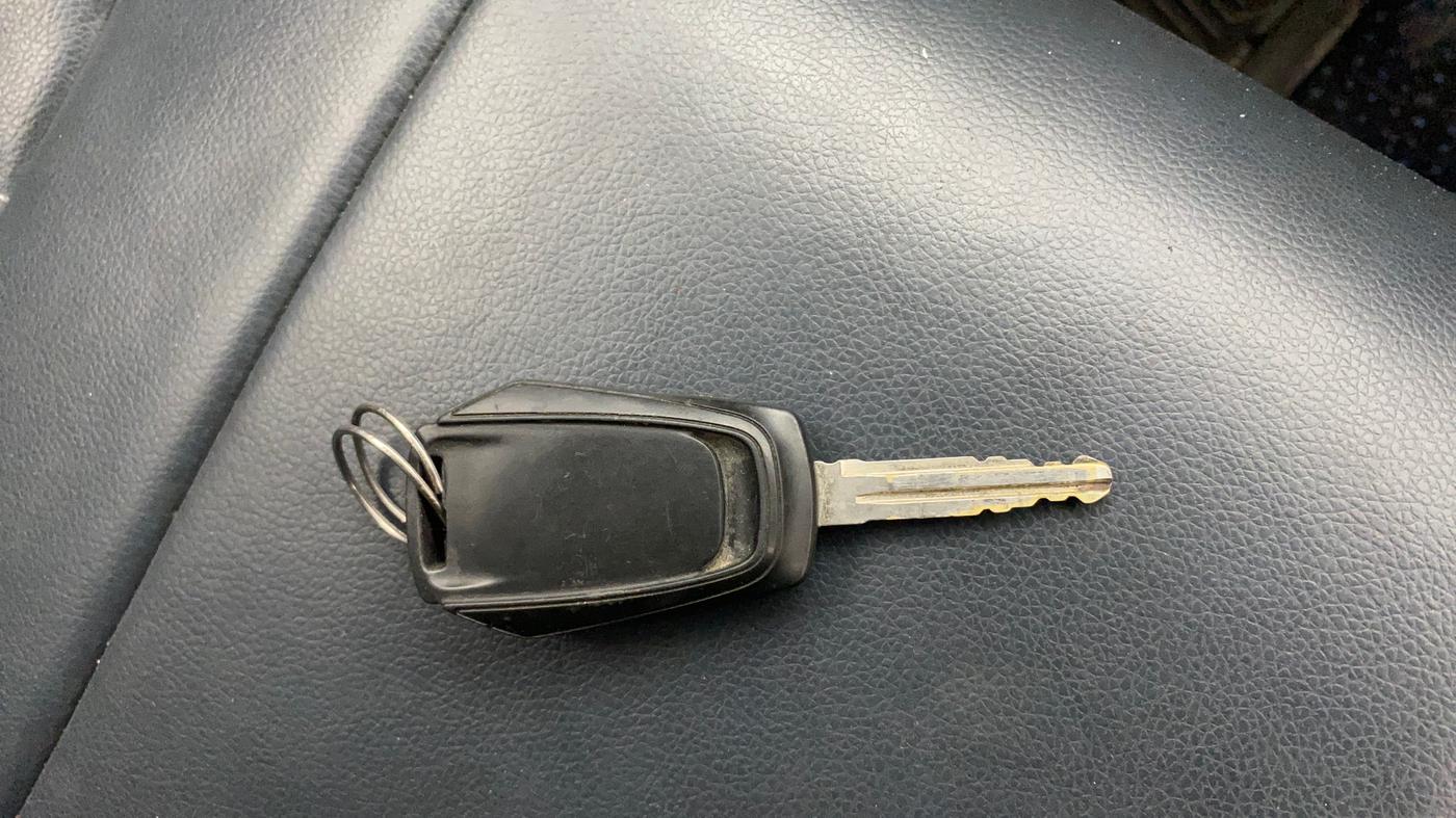 2017 Mahindra Kuv100 K4 6 STR, Petrol, Manual, 23,446 km, Key Close Up