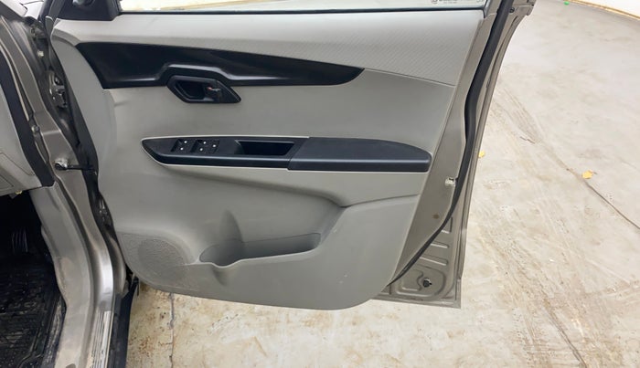 2017 Mahindra Kuv100 K4 6 STR, Petrol, Manual, 23,446 km, Driver Side Door Panels Control