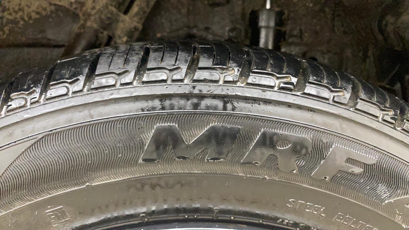 2017 Mahindra Kuv100 K4 6 STR, Petrol, Manual, 23,446 km, Left Rear Tyre Tread