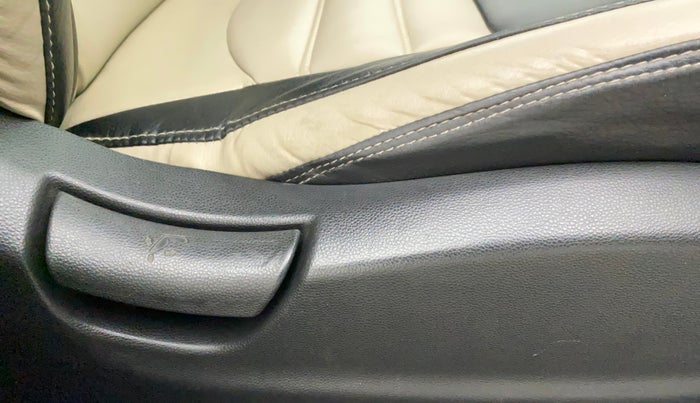 2015 Hyundai Creta BASE 1.4 DIESEL, Diesel, Manual, 1,13,052 km, Driver Side Adjustment Panel