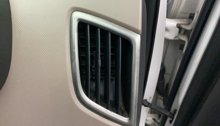 2015 Hyundai Creta BASE 1.4 DIESEL, Diesel, Manual, 1,13,052 km, AC Unit - Front vent has minor damage