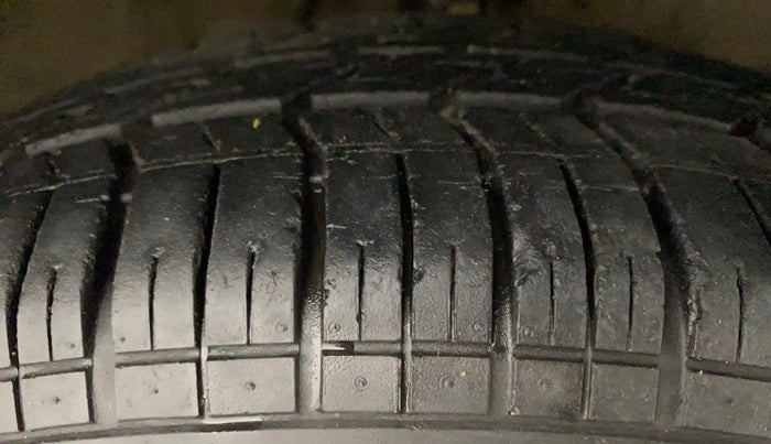 2013 Maruti Ritz VXI, Petrol, Manual, 34,840 km, Right Front Tyre Tread