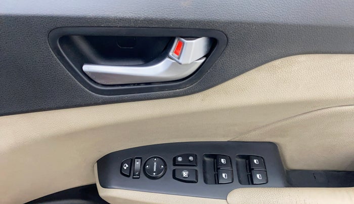 2017 Hyundai Verna 1.6 VTVT SX O, Petrol, Manual, 74,309 km, Driver Side Door Panels Control