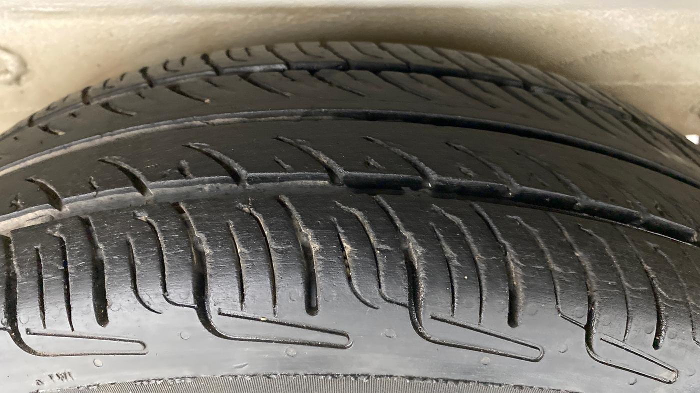 2015 Maruti OMNI E 8 STR, Petrol, Manual, 89,941 km, Left Rear Tyre Tread