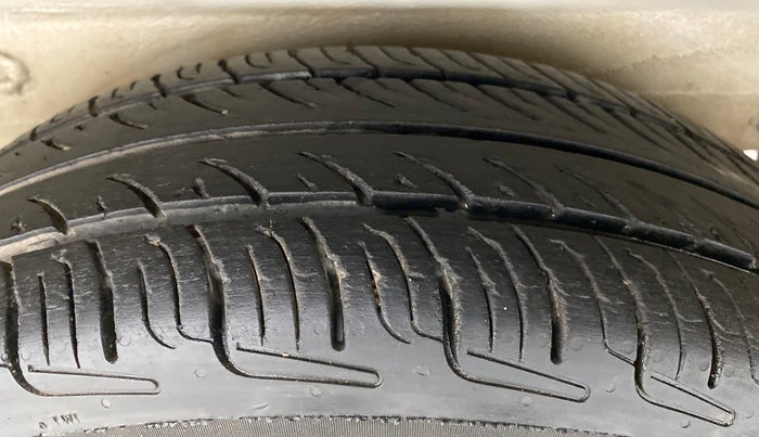 2015 Maruti OMNI E 8 STR, Petrol, Manual, 89,941 km, Left Rear Tyre Tread
