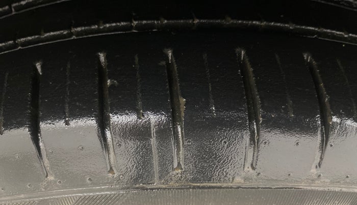 2019 Maruti Ciaz ALPHA  AT 1.5 SHVS PETROL, Petrol, Automatic, 61,903 km, Left Front Tyre Tread