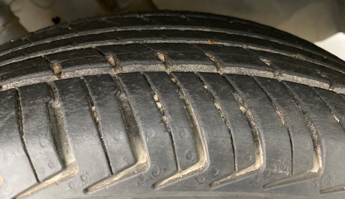 2018 Renault Kwid 1.0 RXT Opt AT, Petrol, Automatic, 44,465 km, Right Rear Tyre Tread