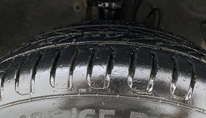 2013 Hyundai i20 SPORTZ 1.2, CNG, Manual, 78,986 km, Right Front Tyre Tread