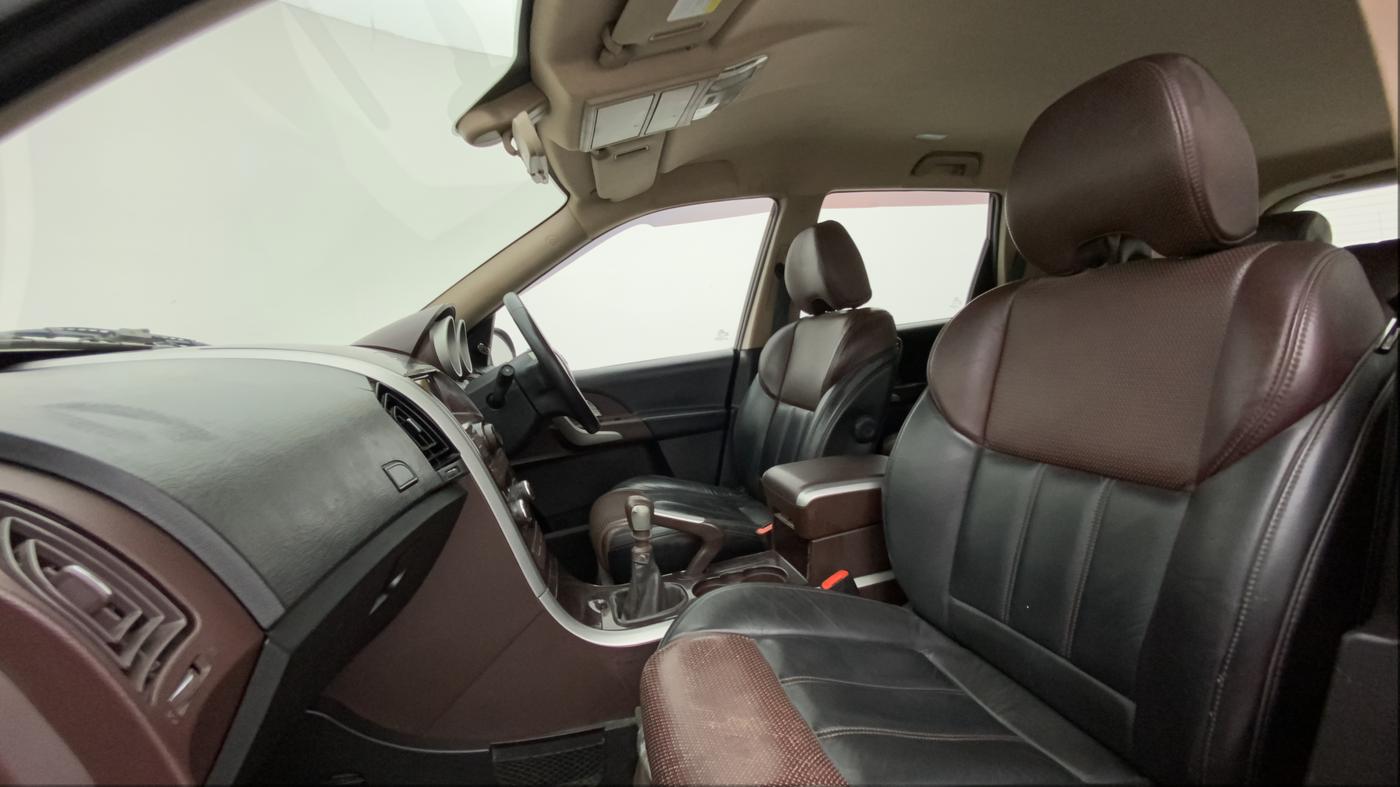2013 Mahindra XUV500 W8, Diesel, Manual, 78,367 km, Right Side Front Door Cabin