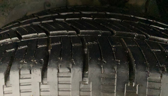 2013 Mahindra XUV500 W8, Diesel, Manual, 78,367 km, Left Front Tyre Tread