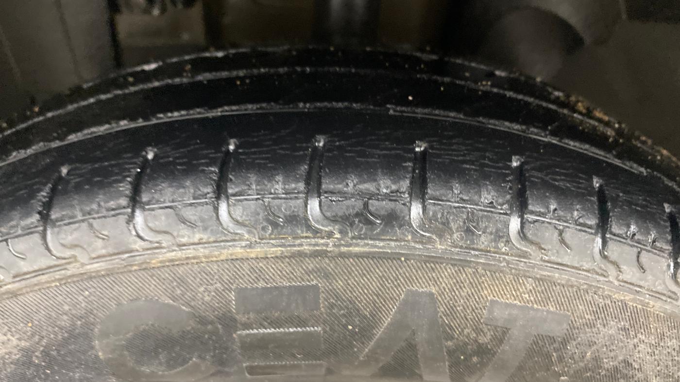 2017 Renault Kwid RXT 1.0 AMT (O), Petrol, Automatic, 94,053 km, Left Front Tyre Tread
