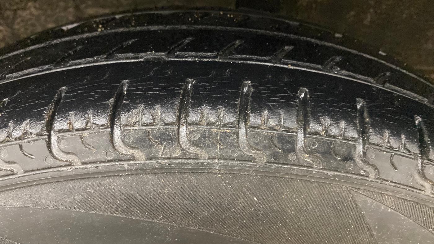 2017 Renault Kwid RXT 1.0 AMT (O), Petrol, Automatic, 94,053 km, Left Rear Tyre Tread