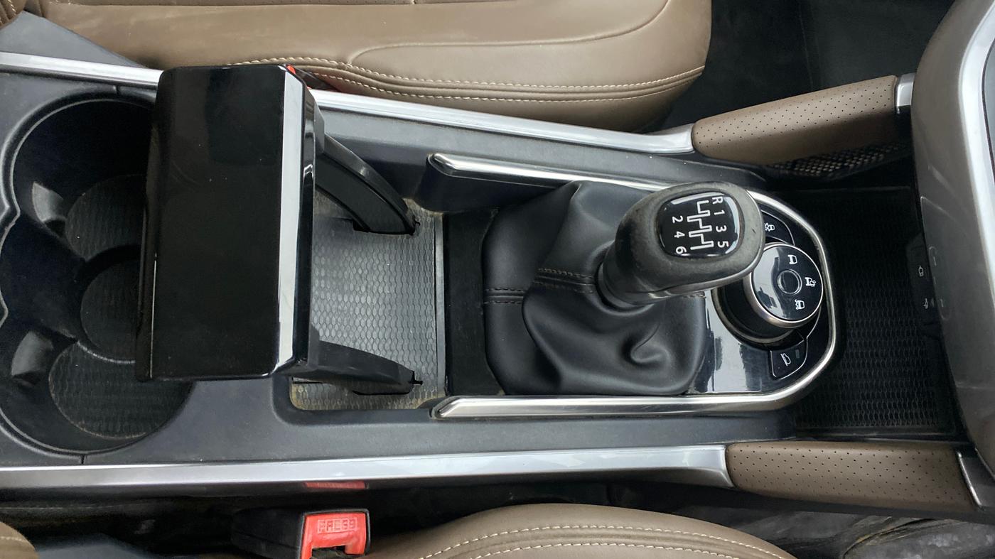 2020 Tata Harrier XZ 2.0L, Diesel, Manual, 69,818 km, Gear Lever