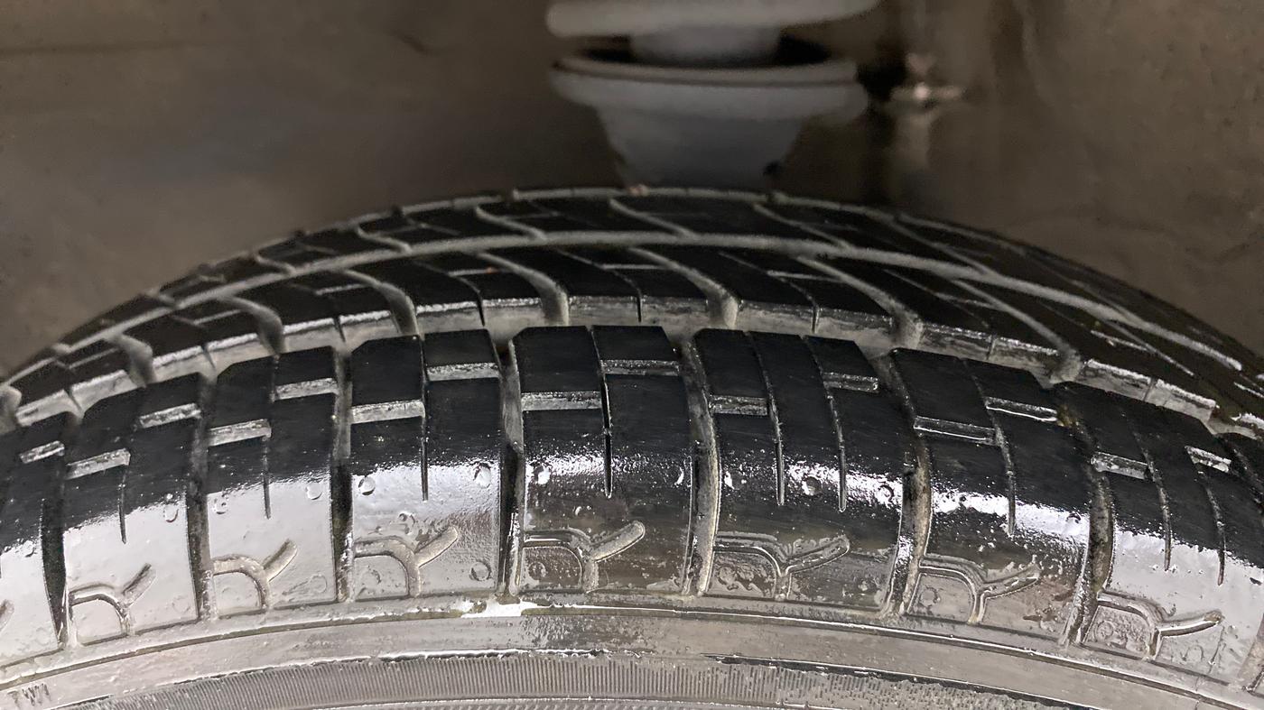 2017 Maruti Alto 800 LXI, Petrol, Manual, 64,054 km, Left Front Tyre Tread