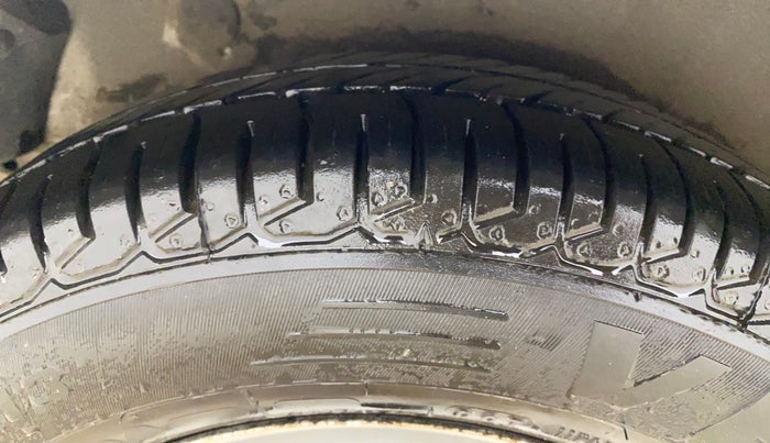 2013 Hyundai i10 MAGNA 1.1, CNG, Manual, 77,830 km, Right Rear Tyre Tread