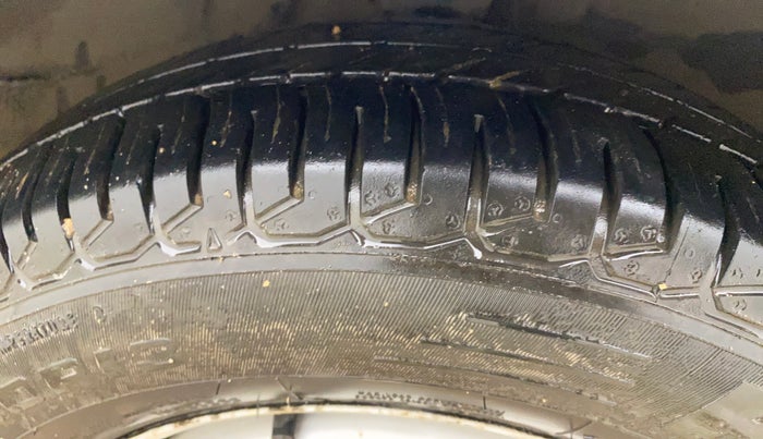 2013 Hyundai i10 MAGNA 1.1, CNG, Manual, 77,830 km, Right Front Tyre Tread