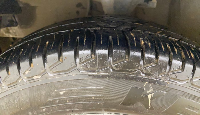 2013 Hyundai i10 MAGNA 1.1, CNG, Manual, 77,830 km, Left Front Tyre Tread