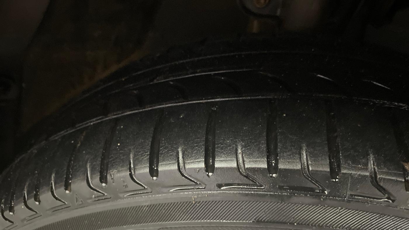 2015 Mahindra Kuv100 K6 5 STR, Petrol, Manual, 65,767 km, Right Front Tyre Tread
