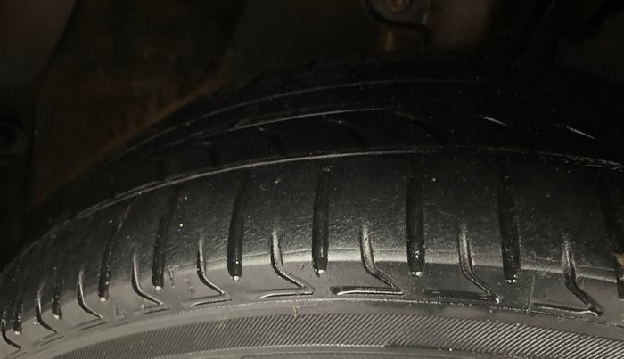 2015 Mahindra Kuv100 K6 5 STR, Petrol, Manual, 65,767 km, Right Front Tyre Tread