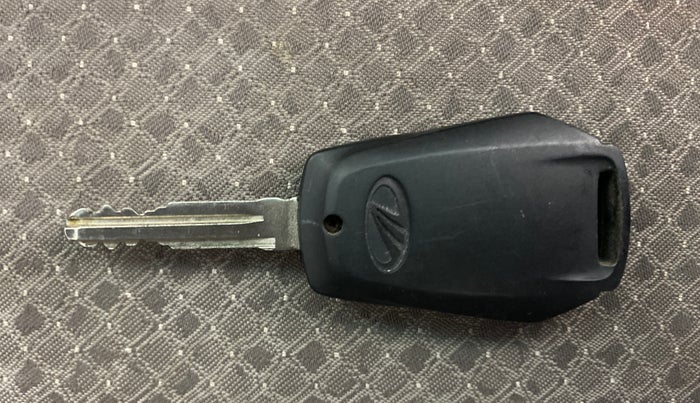 2015 Mahindra Kuv100 K6 5 STR, Petrol, Manual, 65,767 km, Key Close Up